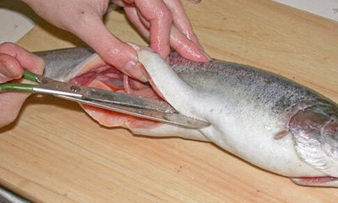 Couper soigneusement le poisson sur une planche à découper personnelle protégera contre l'infestation parasitaire