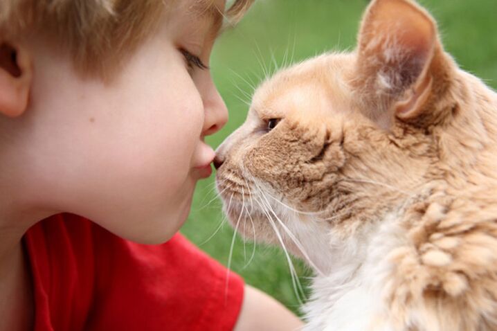 Chaque enfant peut être infecté par des vers par contact avec des animaux. 